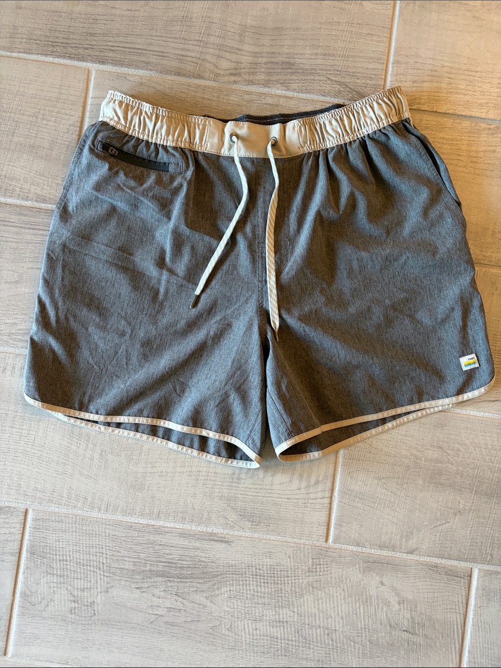 Vuori Kore unlined 5” Men's Charcoal Shorts with Cream Waist and Trim